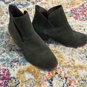 Me too Womens size 7M forest green booties, suede upper, 2” stacked heel